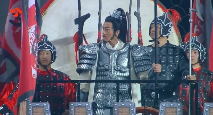何润东身披战甲，乘古代战车绕场，为宿迁队